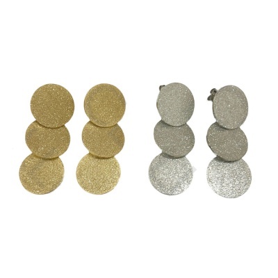 Dois pares de brincos circulares texturizados dourados e prateados