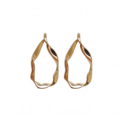 Brincos dourados retorcidos em fundo branco