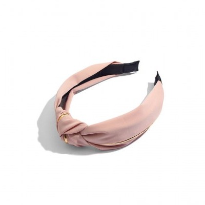 Faixa de cabelo rosa claro com nó decorativo sobre fundo branco