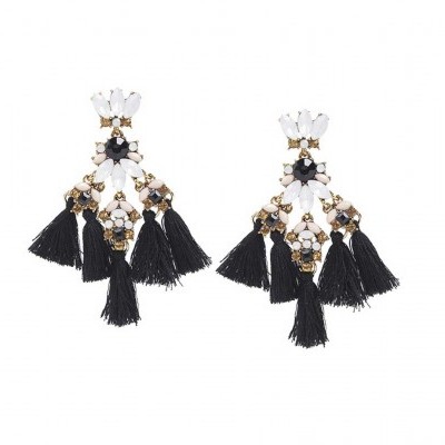 Brincos pendentes com franjas pretas e pedras brancas e douradas