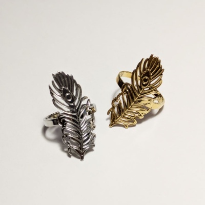 Anéis metálicos em forma de pena dourado e prateado