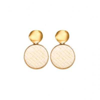 Par de brincos dourados com parte superior irregular e disco circular texturizado em fundo branco