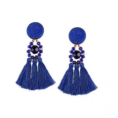 Brincos azuis com franjas e cristais sobre fundo branco.