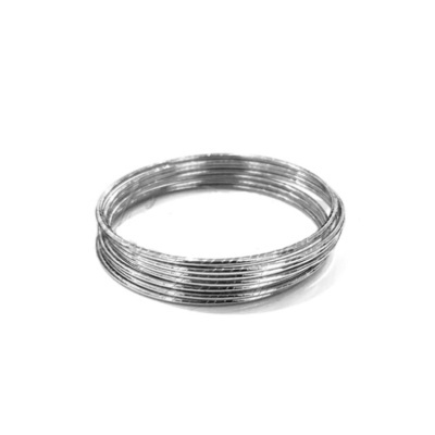 Pulseira metálica prateada em espiral sobre fundo branco