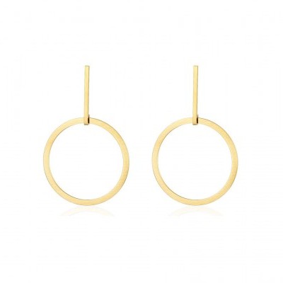 Brincos dourados em formato de círculo com gancho reto, fundo branco