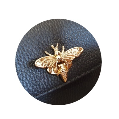Broche abelha dourada em couro preto