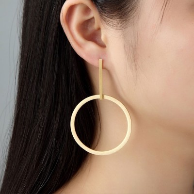 Brinco pendente dourado com barra vertical e grande círculo redondo