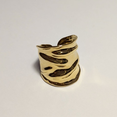 Anel largo dourado com design ondulado