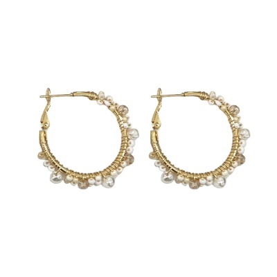 Brincos de argola dourados com pérolas brancas