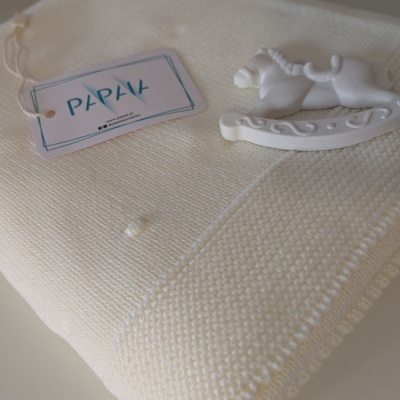 Manta creme de malha com etiqueta PAPAL e cavalo de baloiço branco