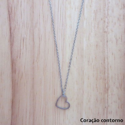 Colar prateado com coração contorno em madeira clara