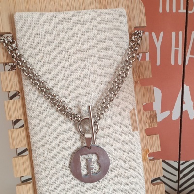 Colar com pingente de letra B em metal prateado