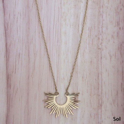 Colar dourado com pingente de sol em corrente fina