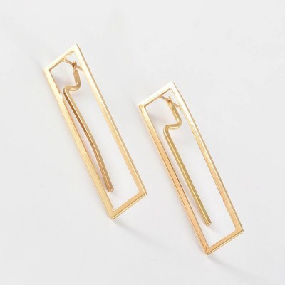 Brincos dourados retangulares com design ondulado interno