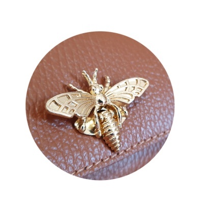 Broche abelha dourada em couro castanho