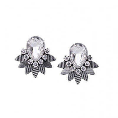 Brincos prateados com pedras transparentes em fundo branco