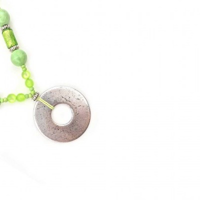 Colar com conta circular de pedra roxa e contas verdes