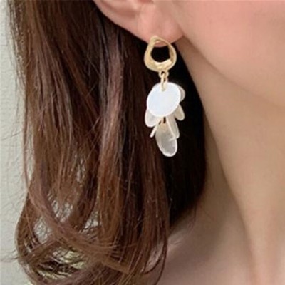 Brinco pendente dourado com folhas transparentes e opacas