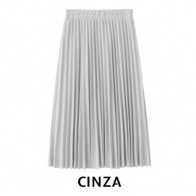 Saia plissada cinza com cintura elástica em fundo branco