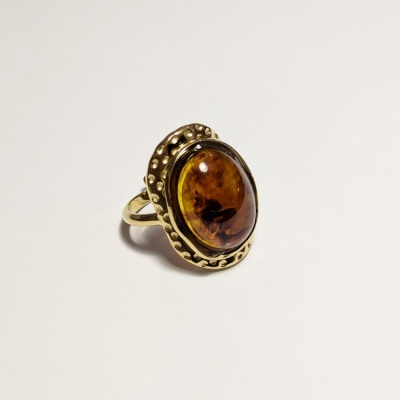 Anel dourado com pedra âmbar oval