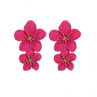 Brincos com três flores rosa empilhadas com detalhes no centro