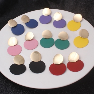 Conjunto colorido de brincos oval e redondo com acabamento dourado fosco