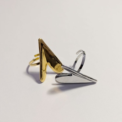 Anéis dourado e prateado com design triangular