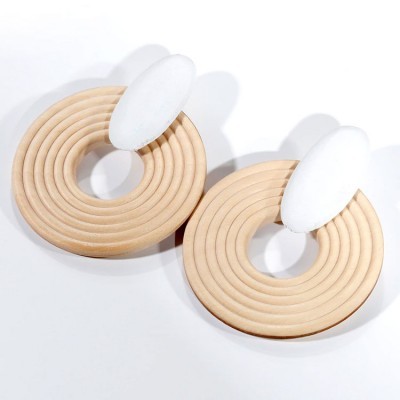 Brincos ovais brancos com pendente redondo bege claro texturizado