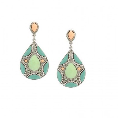 Brincos gota verdes com detalhes prateados sobre fundo branco