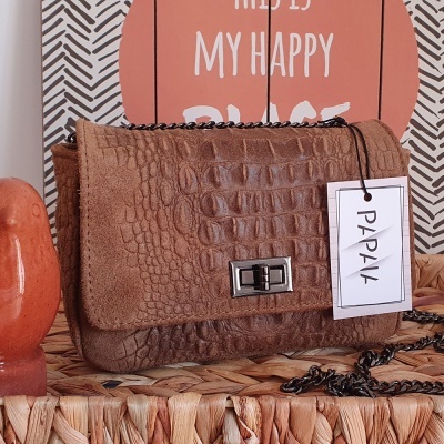 Mala castanha em padrão pele de crocodilo com fecho metálico e etiqueta PAPPA