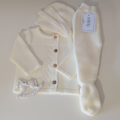 Conjunto de roupa de bebé em malha branca com casaco, calças, gorro e cavalo de baloiço