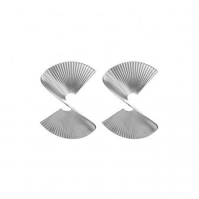 Quatro pegadores de guardanapos em metal prateado com padrão de linhas