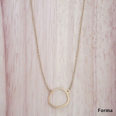 Colar dourado com pendente circular irregular e corrente fina
