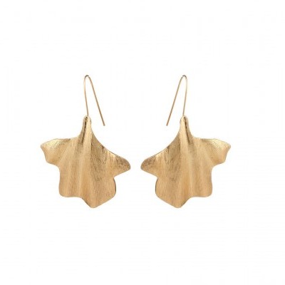 Brincos dourados ondulados em metal com gancho fino