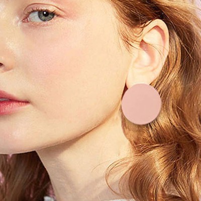 Brinco redondo rosa claro mate usado por mulher ruiva