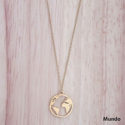 Colar dourado com pendente de globo terrestre recortado
