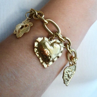 Pulseira dourada com pendentes em forma de coração