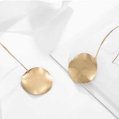 Brincos pendentes em metal dourado fosco com discos irregulares