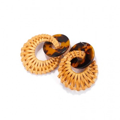 Brincos com padrão tartaruga e fibras naturais entrelaçadas