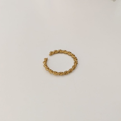aliança aberta dourada com textura de correntes entrelaçadas