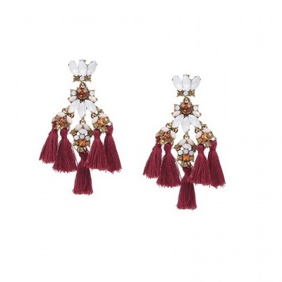 Brincos pendentes com pedras brancas e castanhas e franjas vinho em fundo branco