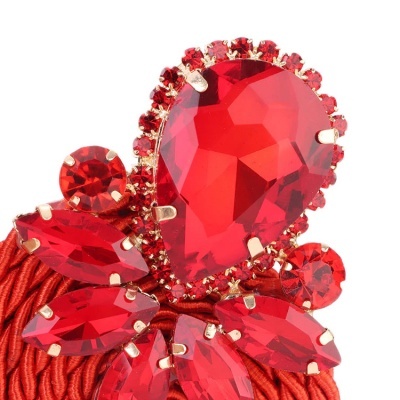 Brinco vermelho com pedras facetadas e base de tecido trançado