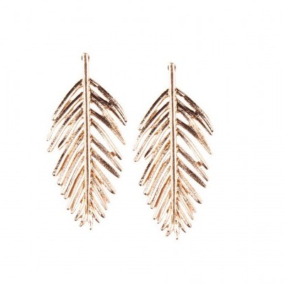 Brincos dourados em forma de folha com textura detalhada