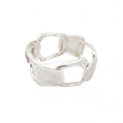 Anel prateado com elos geométricos sobre fundo branco