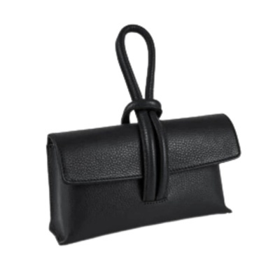 Mala preta de mão com aba e fecho em nó duplo