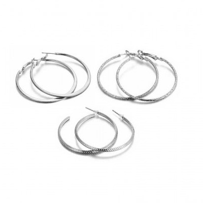 Três pares de brincos de argola prateados com diferentes texturas