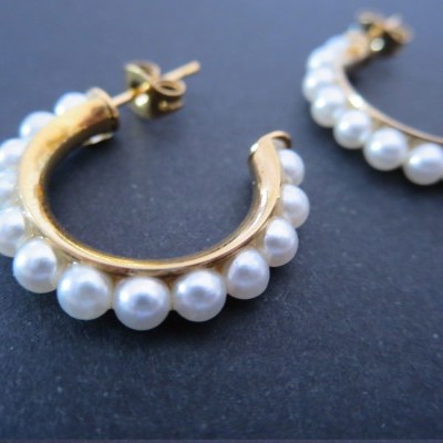 Brincos argola dourados com pérolas brancas