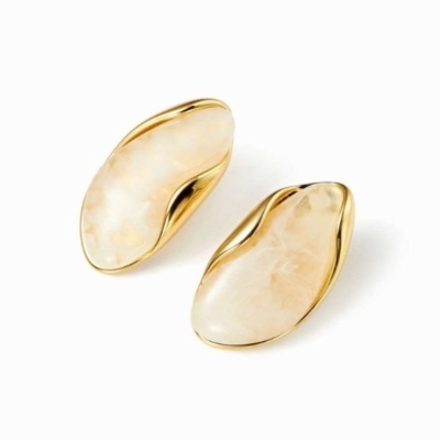 Brincos orgânicos dourados com superfície marmoreada branca