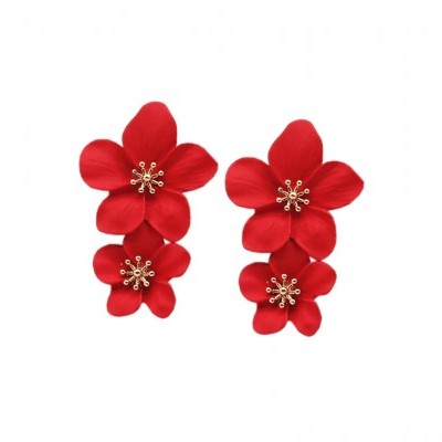 Brincos vermelhos em forma de flores com detalhes dourados