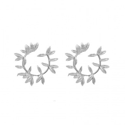 Par de brincos prateados com folhas em fundo branco